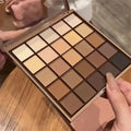 Color Eyeshadow Palette - Tons neutres gris et brun, nuances de café et chocolat, créant un look maquillage polyvalent, naturel à dramatique