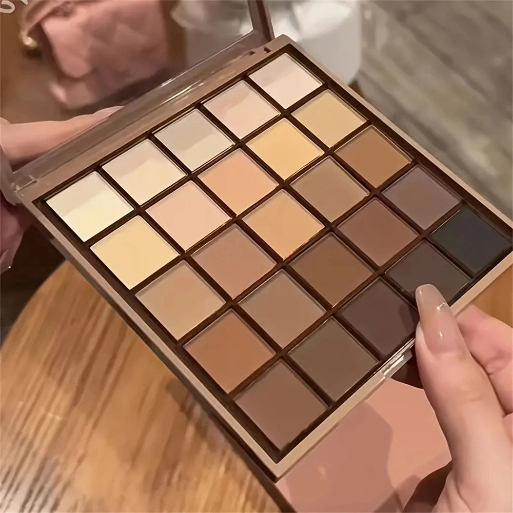 Color Eyeshadow Palette - Tons neutres gris et brun, nuances de café et chocolat, créant un look maquillage polyvalent, naturel à dramatique