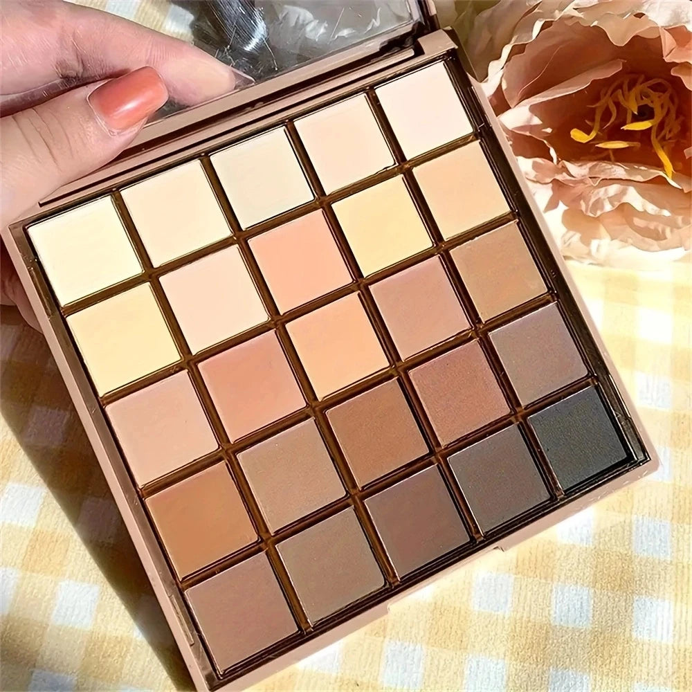 Color Eyeshadow Palette - Tons neutres gris et brun, nuances de café et chocolat, créant un look maquillage polyvalent, naturel à dramatique