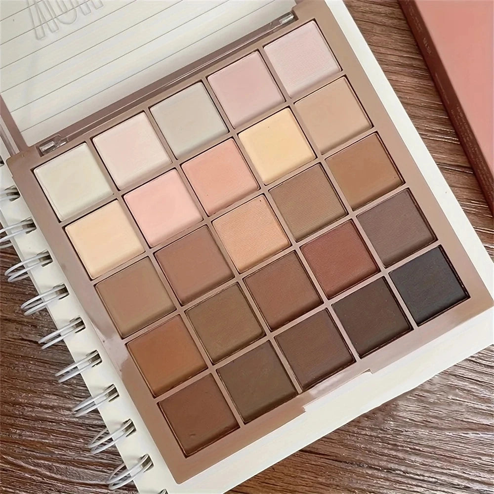Color Eyeshadow Palette - Tons neutres gris et brun, nuances de café et chocolat, créant un look maquillage polyvalent, naturel à dramatique